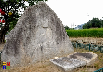 이천 장암리 마애보살반가상