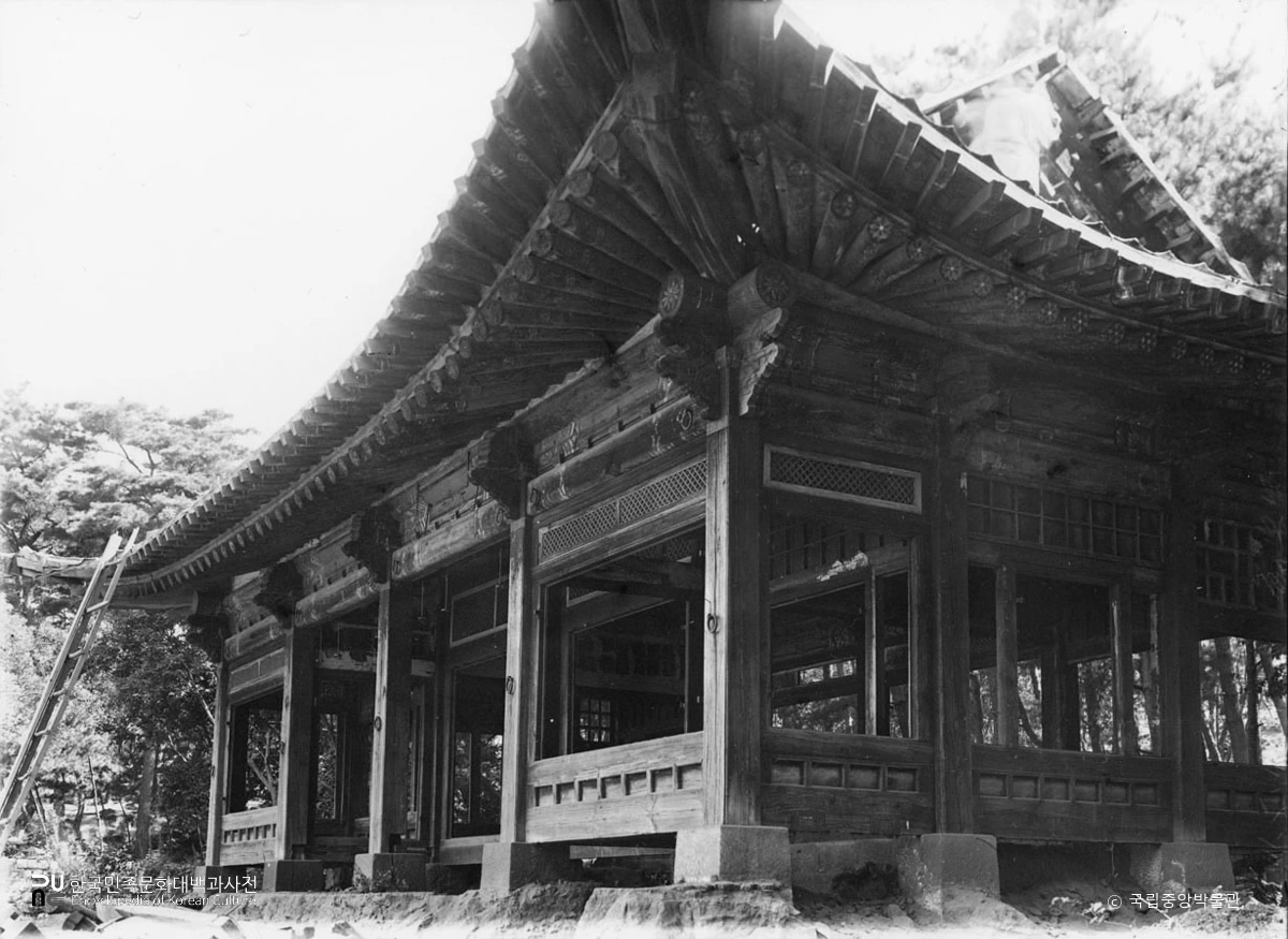 서울 경복궁 중 융무당 정측면