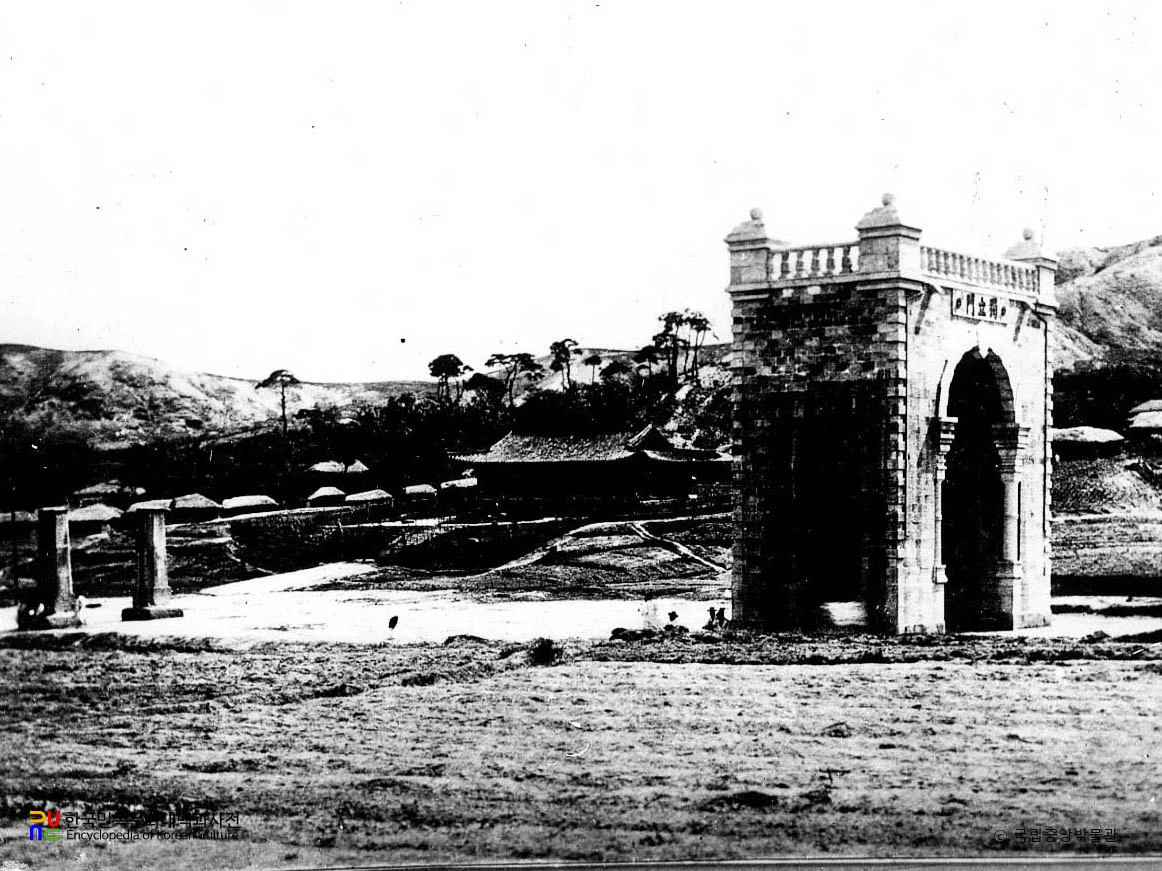 서울 독립문과 영은문 주초 우측면