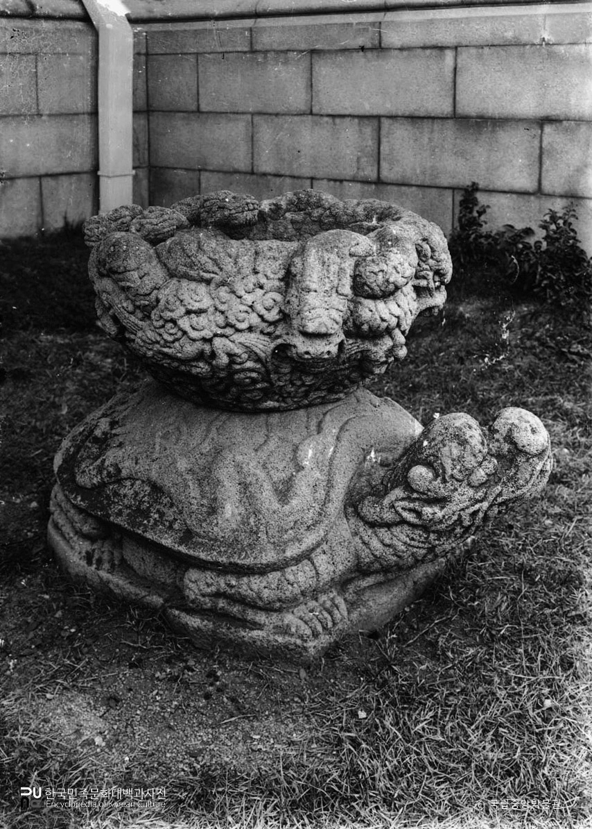 서울 경복궁 중 석지 우측면