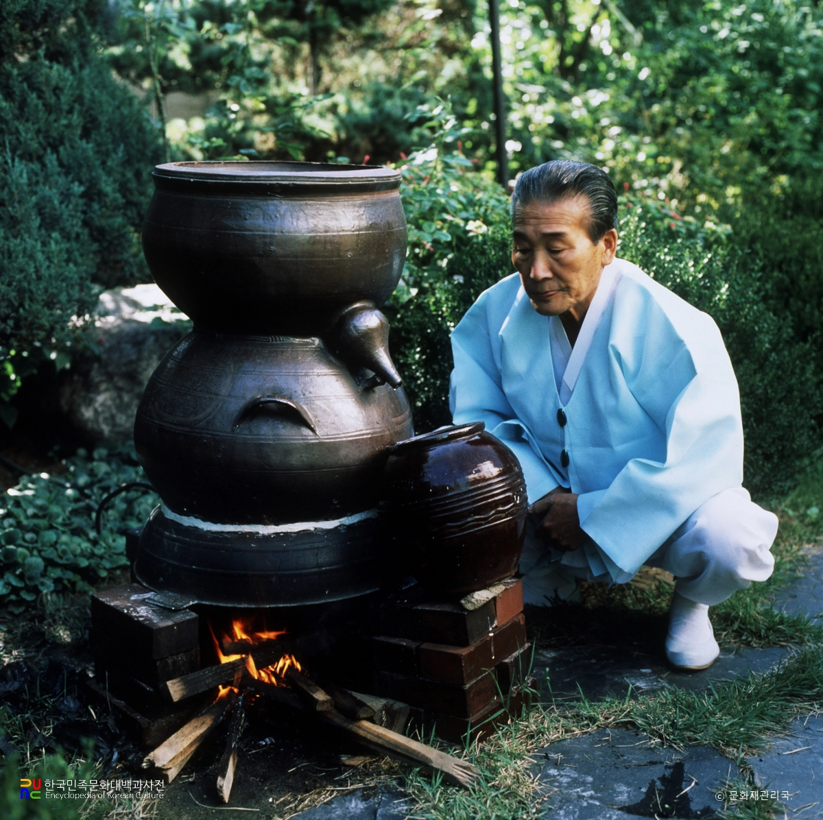 문배주 / 증류된 소주를 받는다