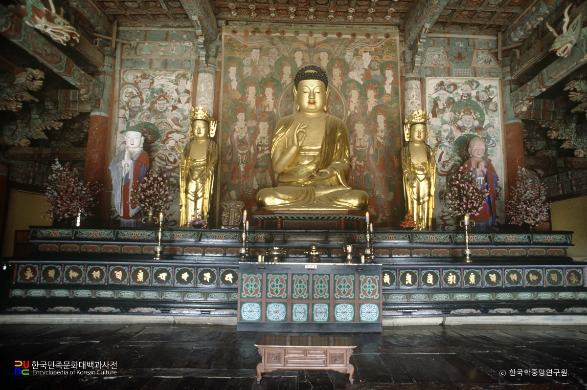 경주 불국사 대웅전 내 불상 정면