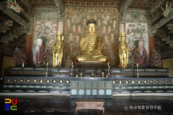 경주 불국사 대웅전 내 불상 정면
