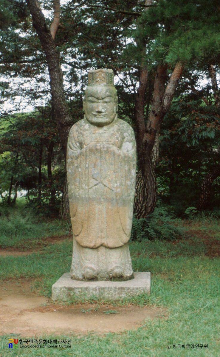 경주 신라 원성왕릉 석상 및 석주 일괄 중 문인상 정면