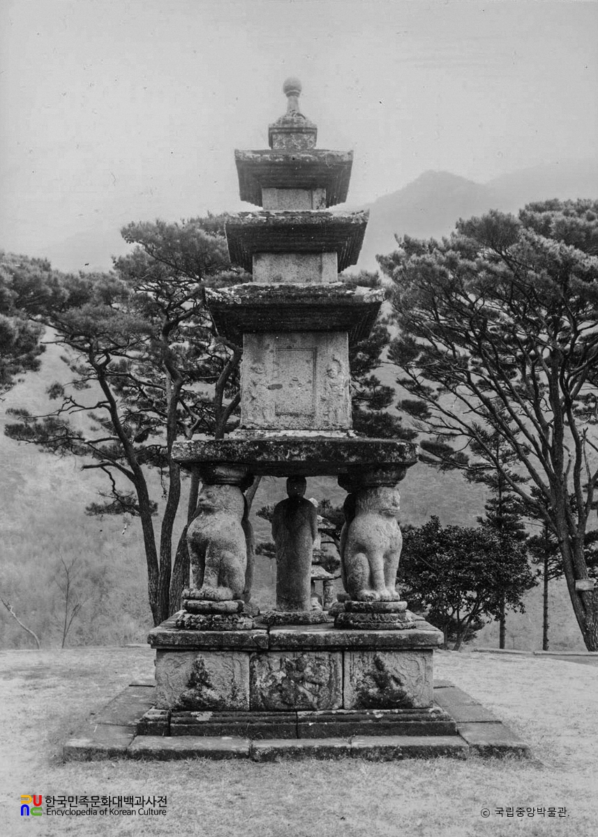 구례 화엄사 사사자 삼층석탑 후면