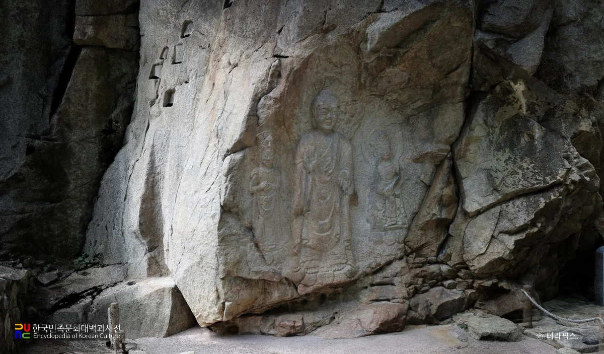 서산 용현리 마애여래삼존상 좌측면