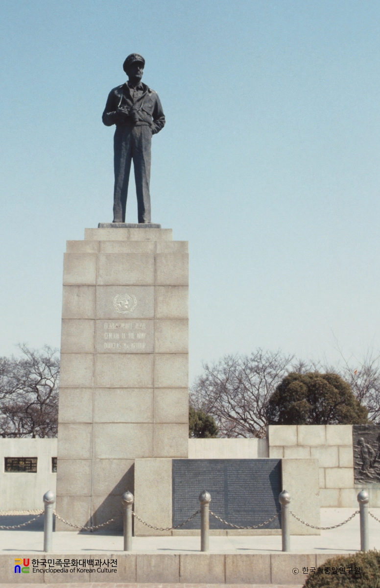 더글라스 맥아더 장군상