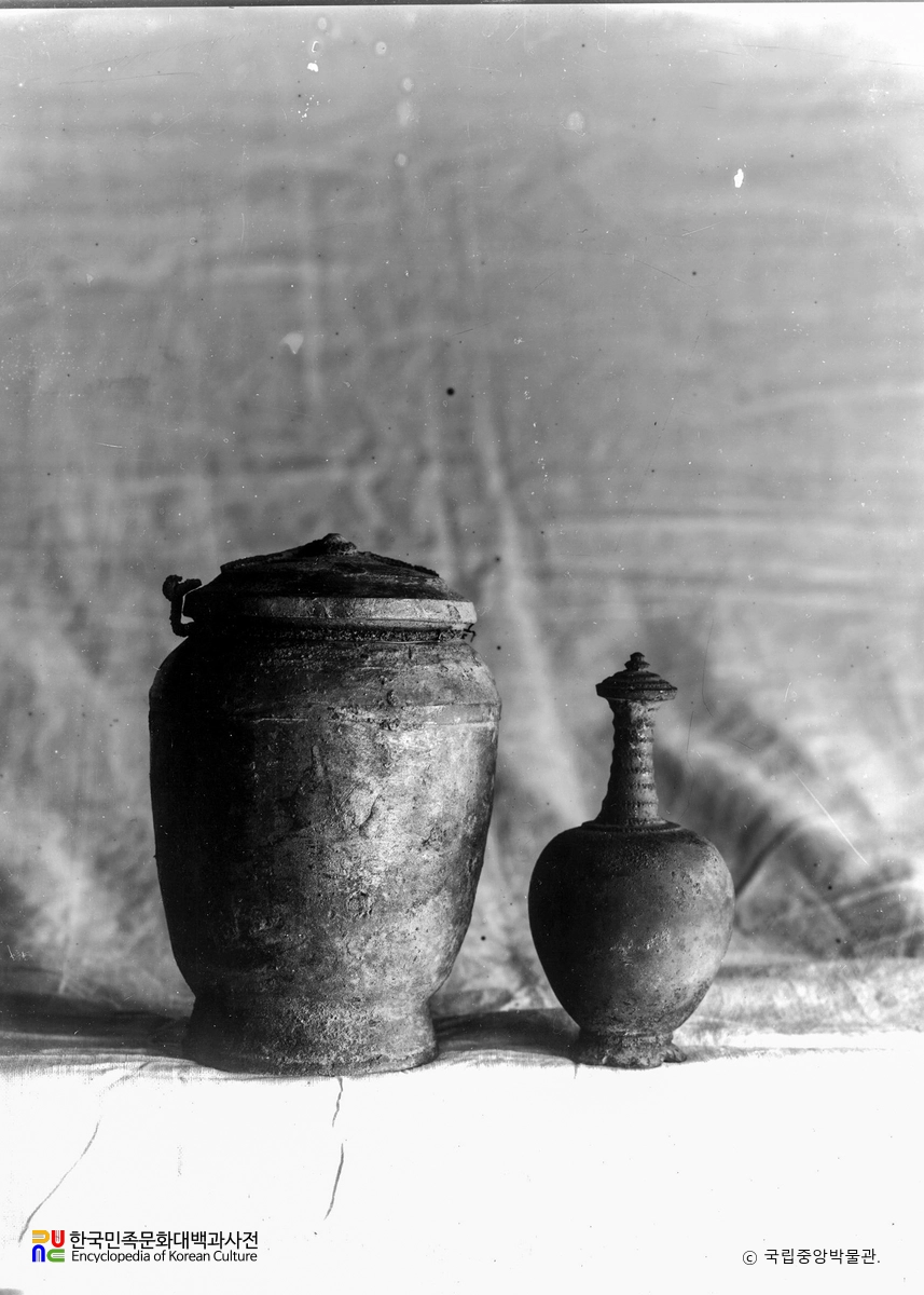 김천 갈항사지 동삼층석탑 사리합, 사리병