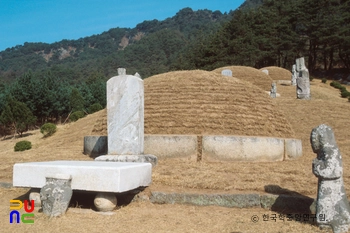 가평 이정구 선생 묘 및 삼세 신도비 중 이정구 선생 묘 정측면