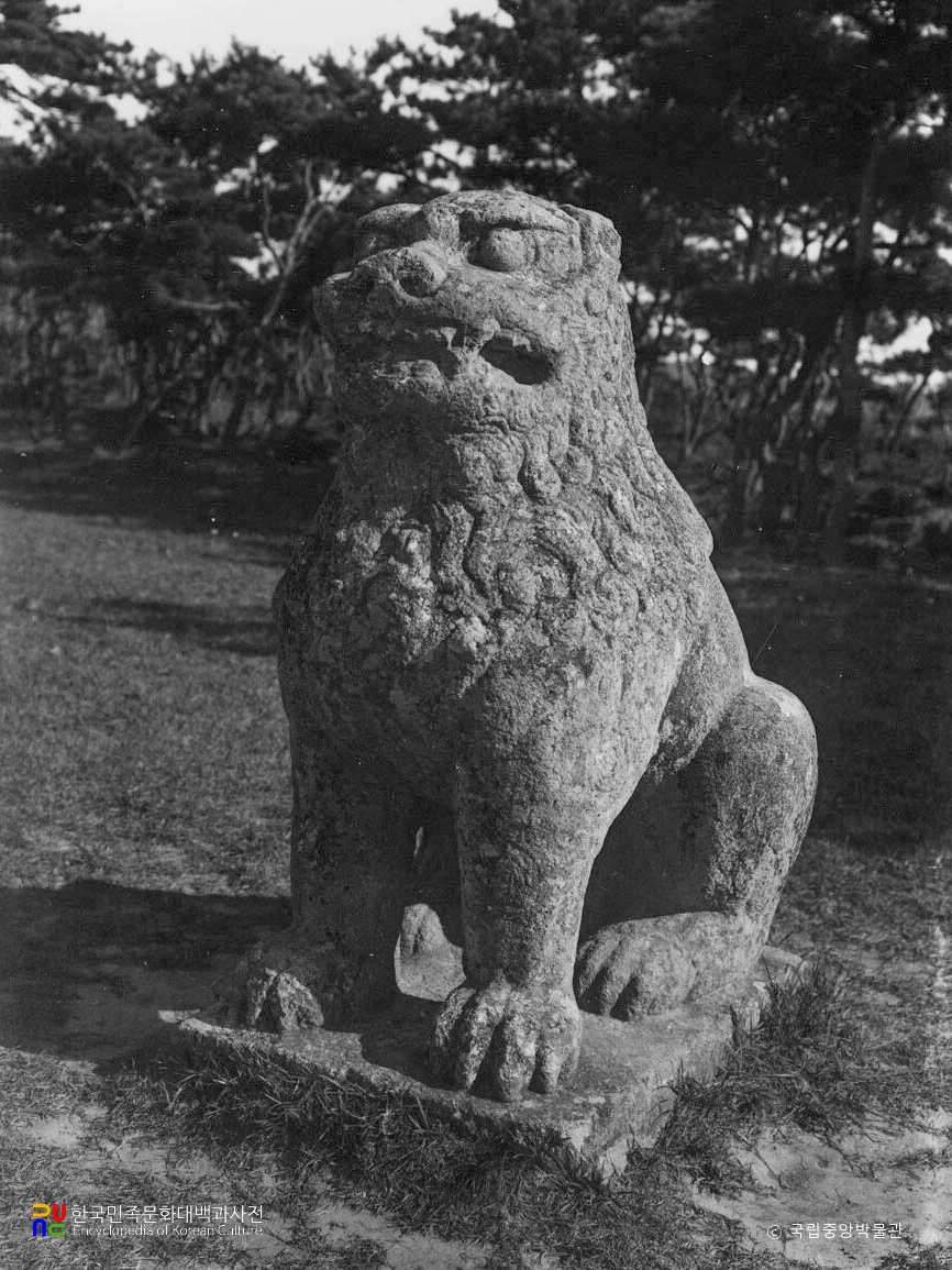 경주 신라 흥덕왕릉 앞 오른쪽 석사자상