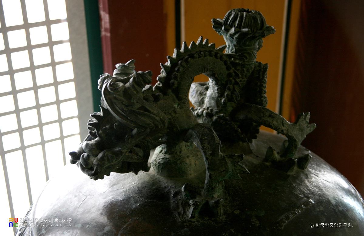 사인비구 제작 동종 중 안성 청룡사 동종 용뉴