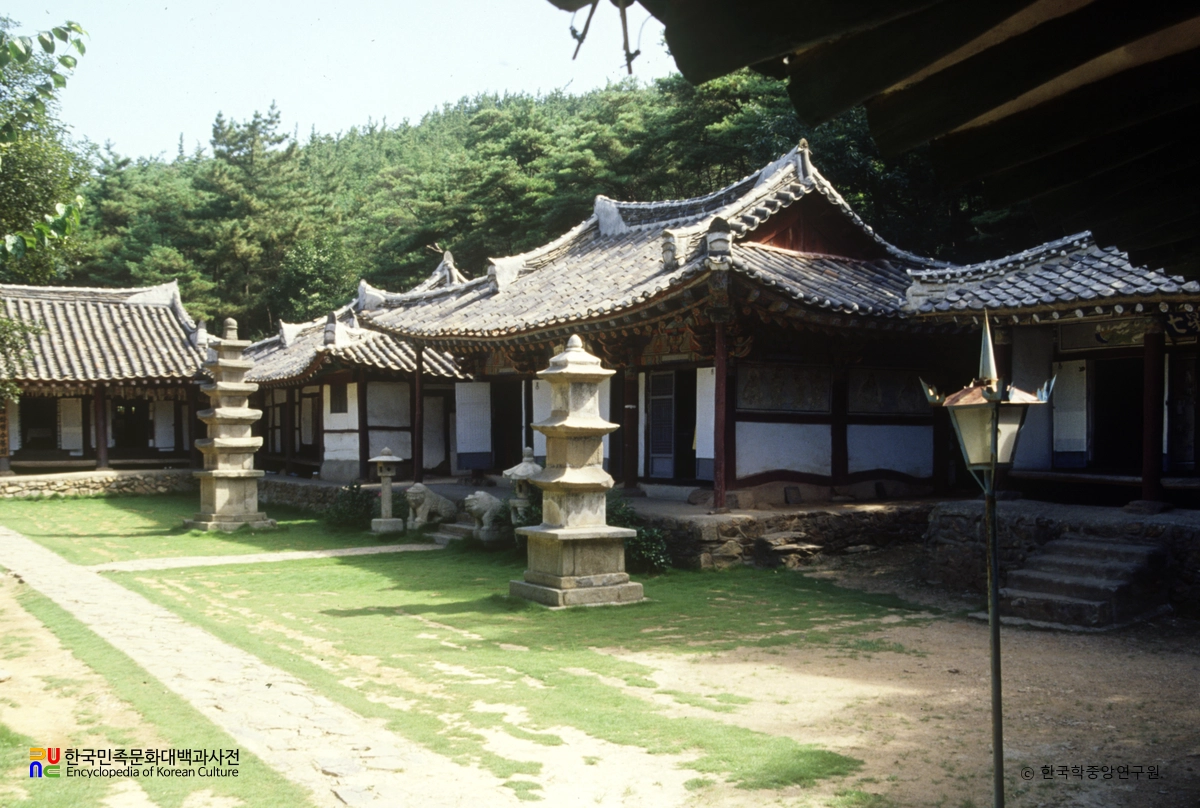 군산 은적사 중 대웅전 좌측면
