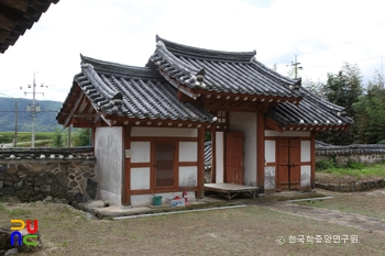 경남 고성 도산서원 중 외삼문 후측면