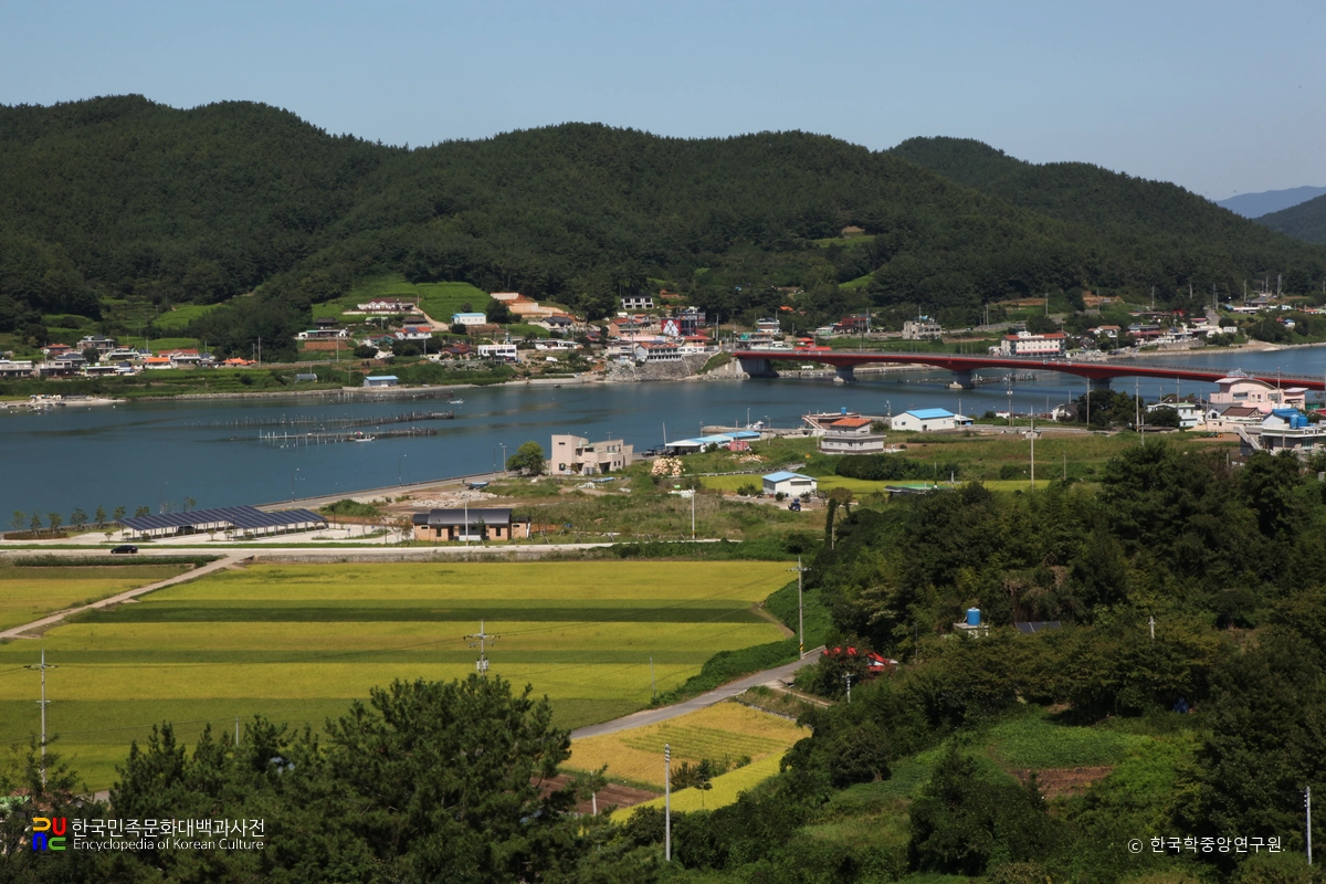 남해 지족해협 마을 원경