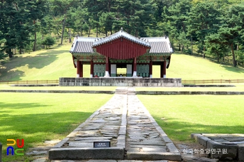 구리 동구릉 중 조선 장렬왕후 휘릉 참도와 정자각 정면