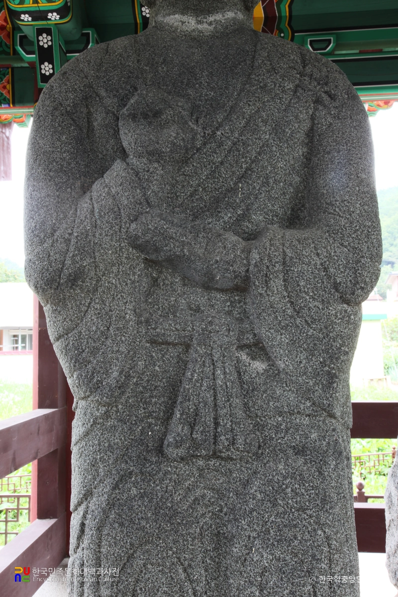 함안 대산리 석조삼존상 중 우협시의 수인