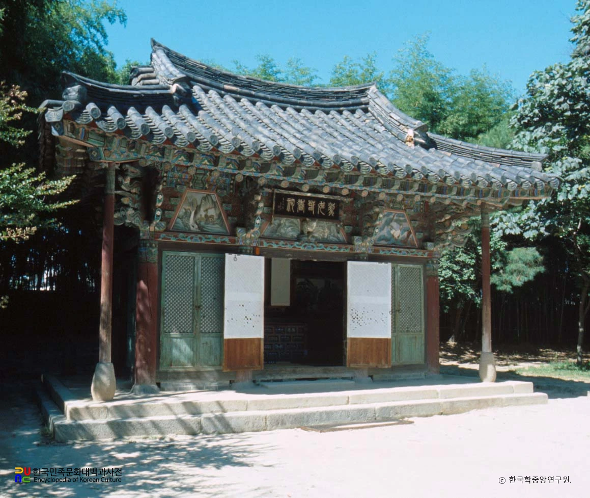 남원 광한루원 중 춘향사당 정측면