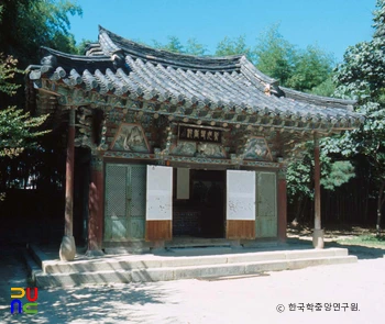 남원 광한루원 중 춘향사당 정측면