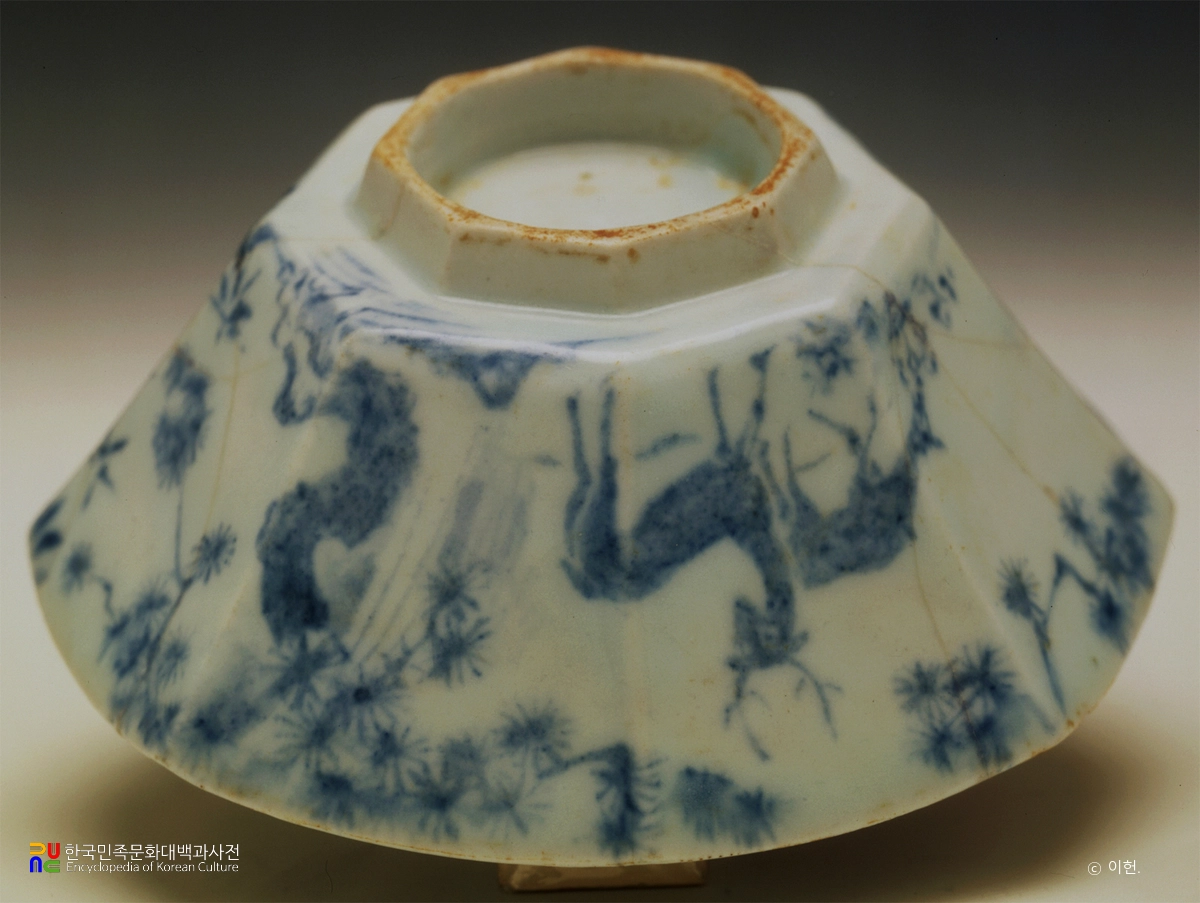 백자 청화매월십장생문 팔각접시 윗면