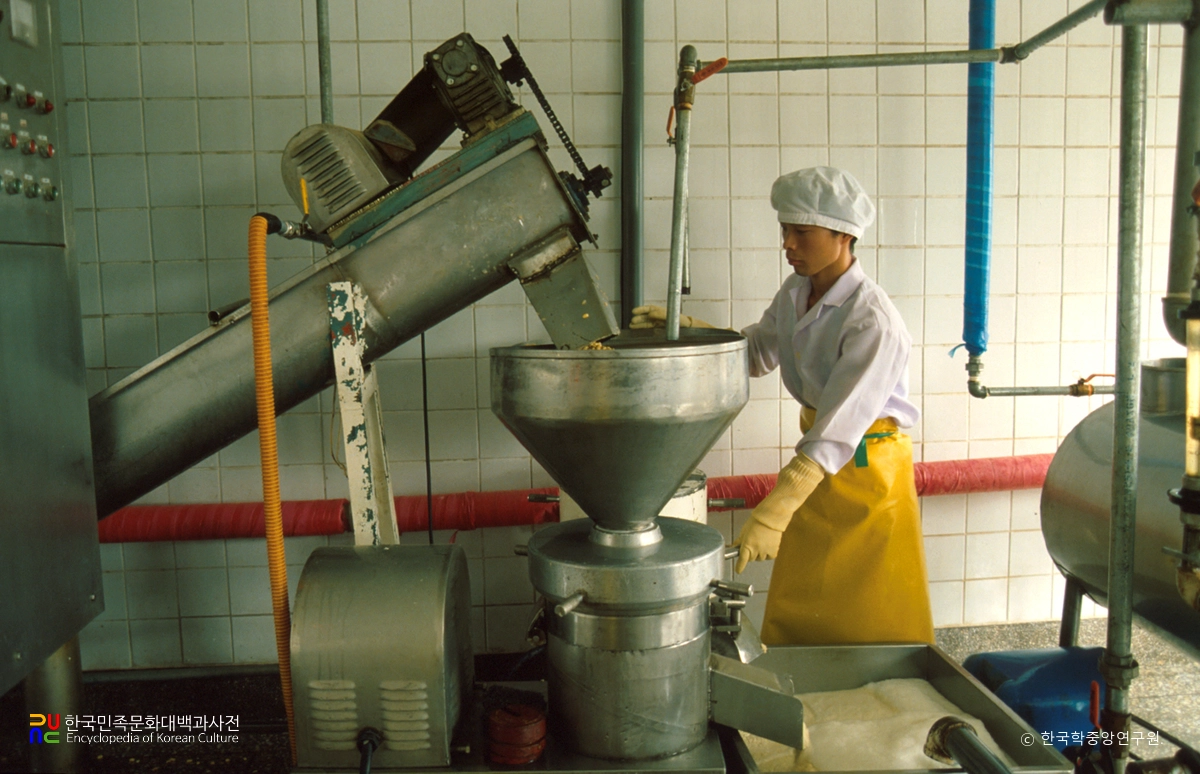 두부 제조 / 콩갈기