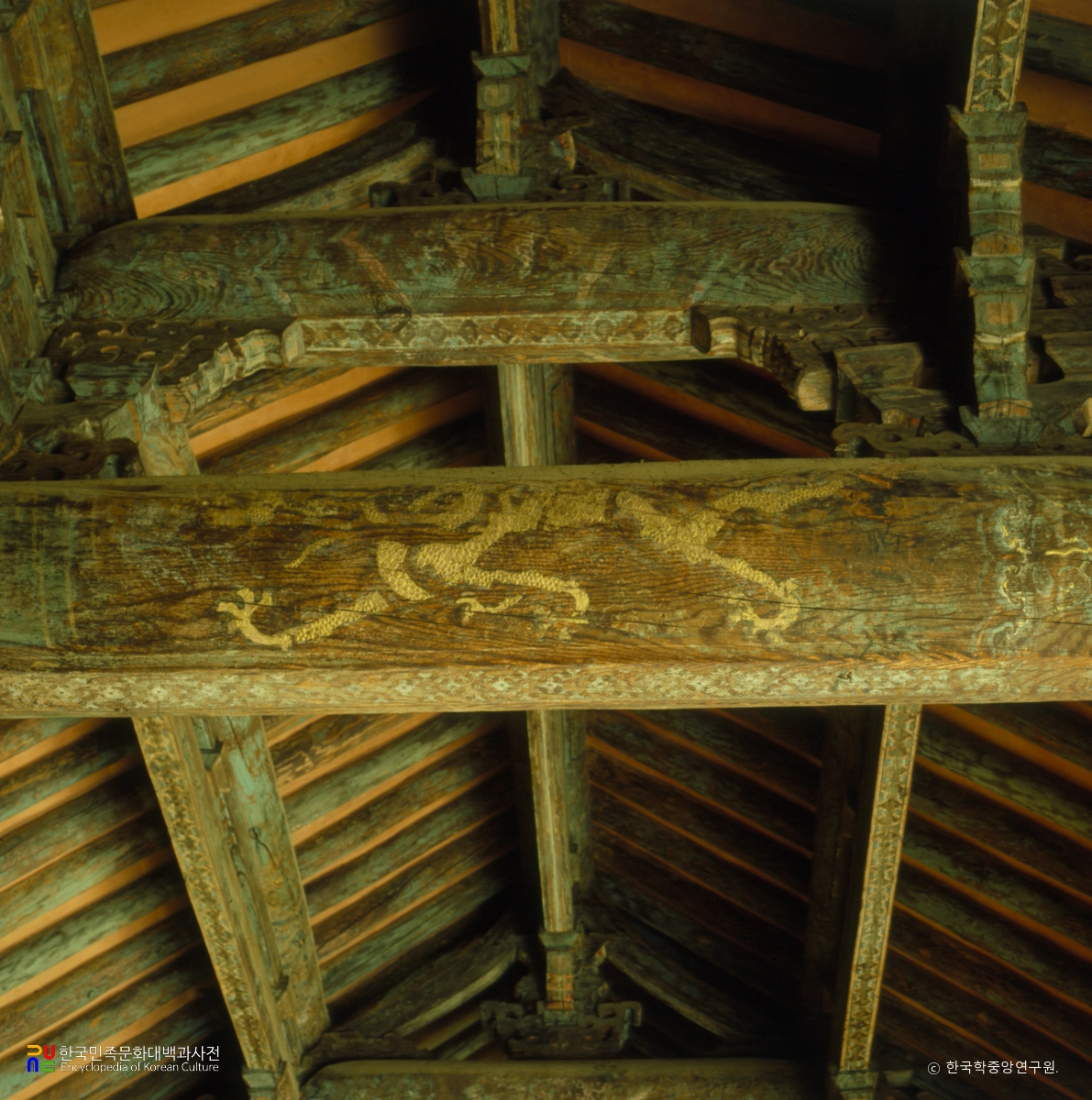 예산 수덕사 대웅전 내부 용 그림