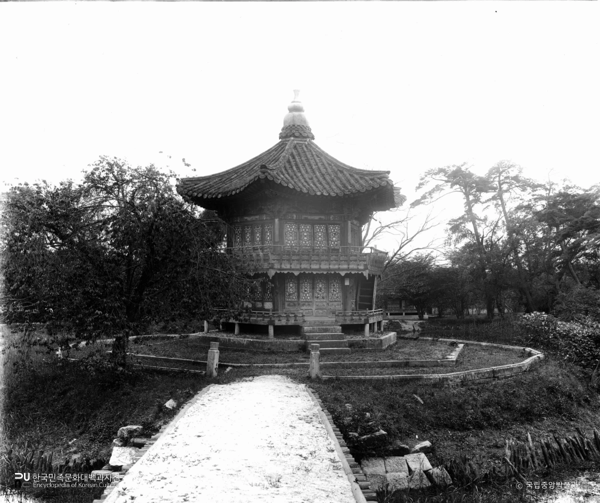 서울 경복궁 향원정 정측면