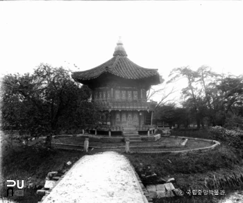 서울 경복궁 향원정 정측면