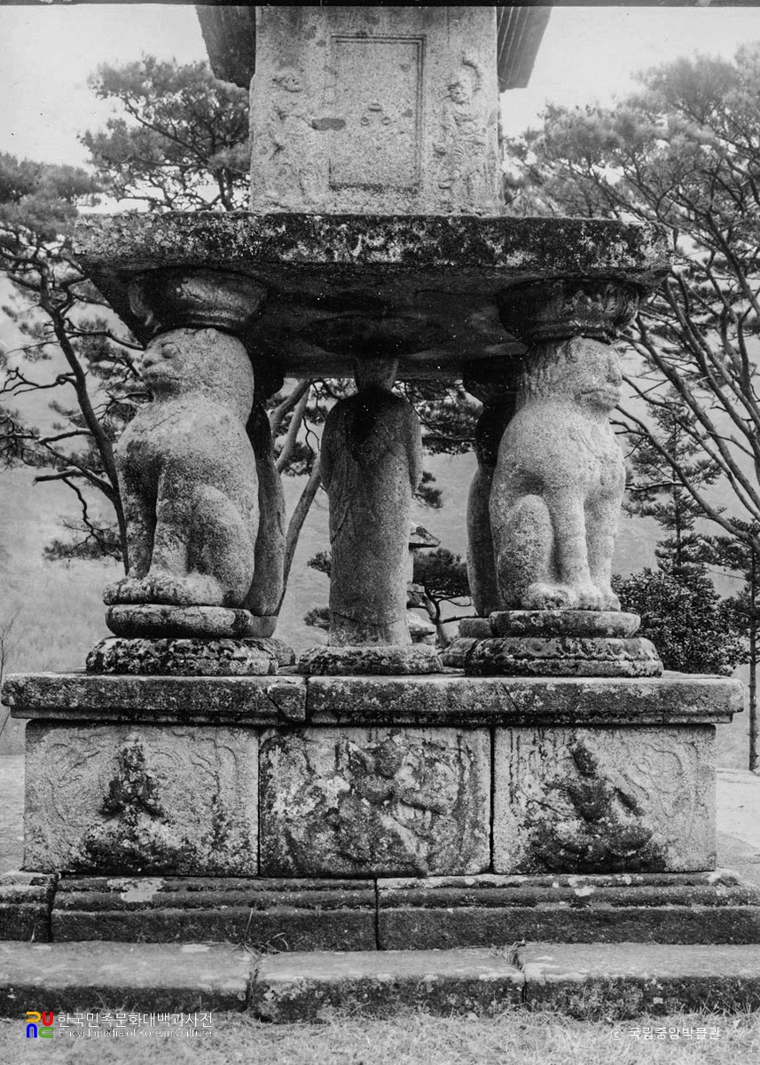 구례 화엄사 사사자 삼층석탑 중 기단부와 탑신 후면