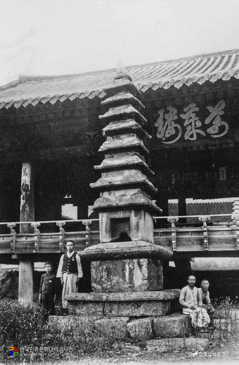 영변 보현사 사각구층석탑 정측면