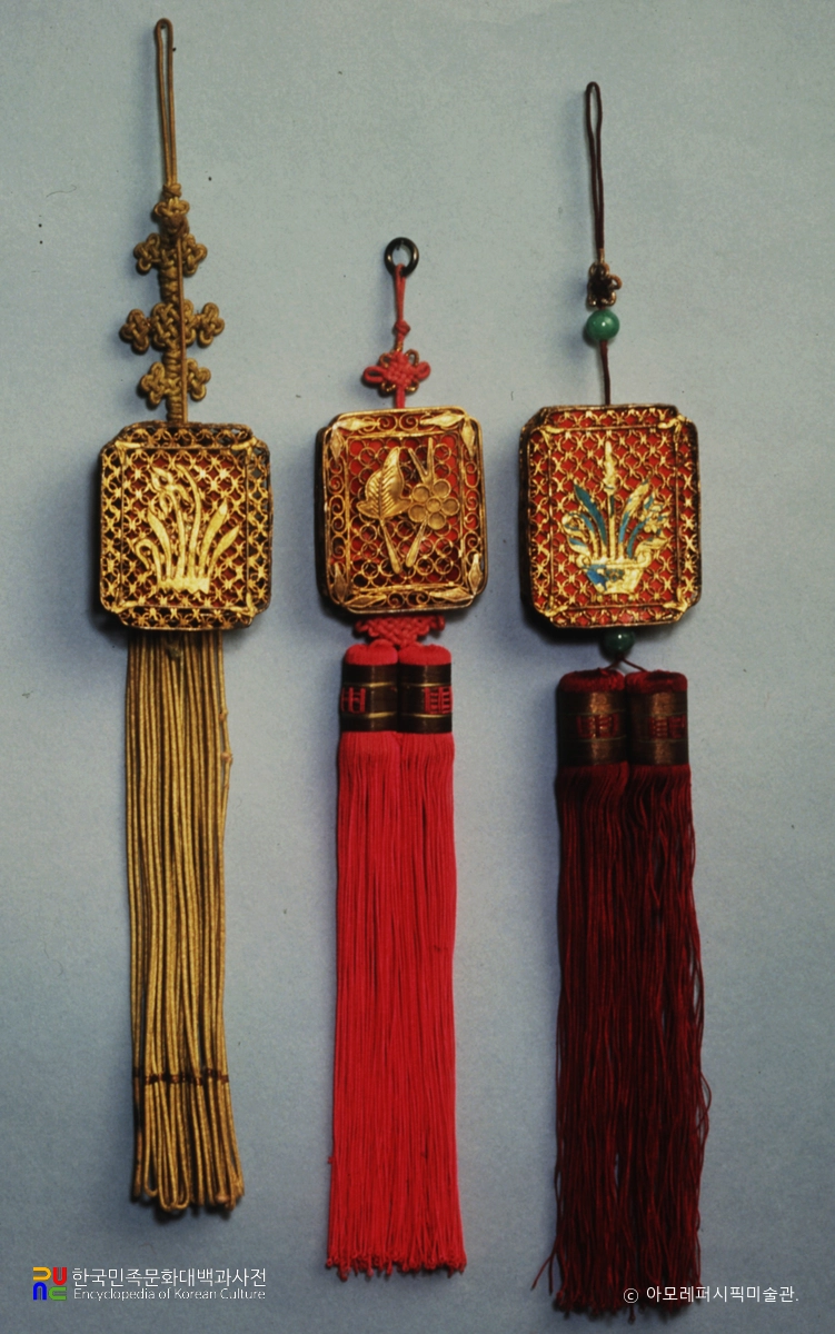 니사향갑노리개