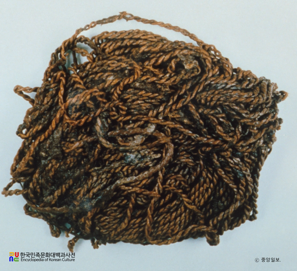 창원 다호리 고분군 출토 명주실끈