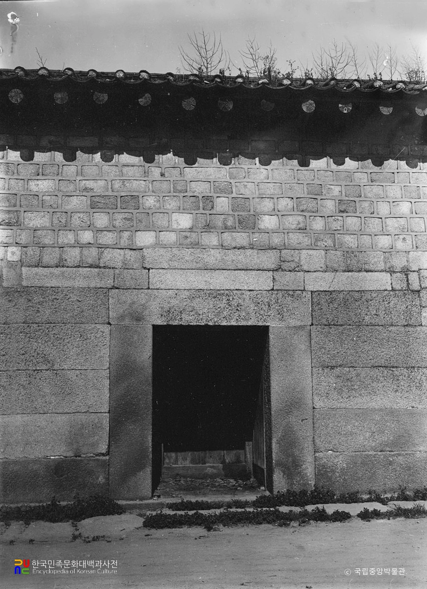 서울 경복궁 중 동쪽 성벽의 암문 정면