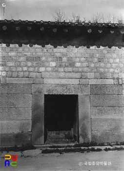 서울 경복궁 중 동쪽 성벽의 암문 정면