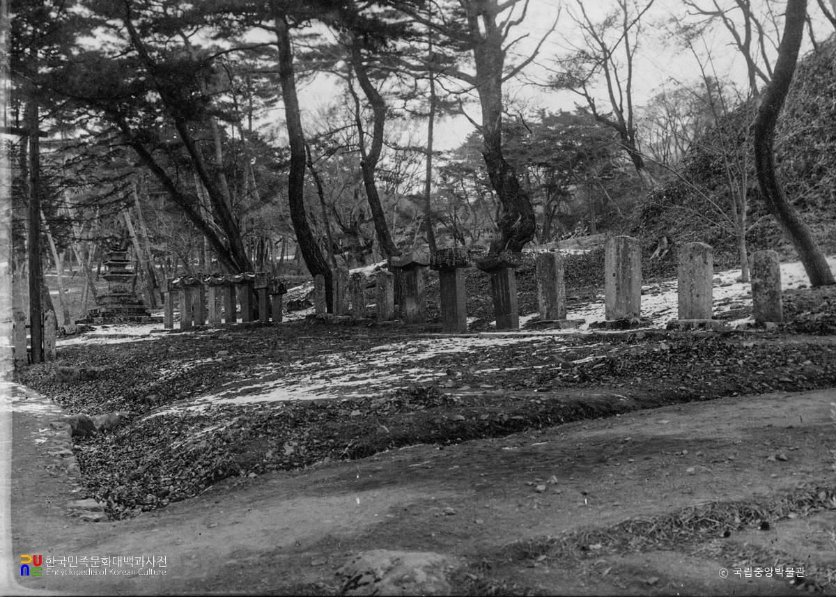 합천 해인사 입구의 승탑군과 길상탑