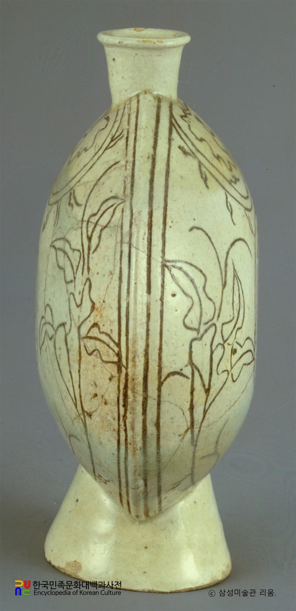 진양군 영인정씨 묘 출토유물 / 백자 상감초화문 편병