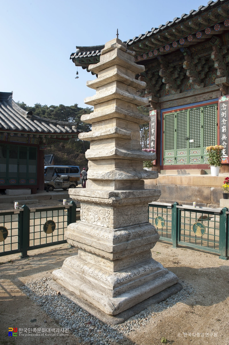 여주 신륵사 다층석탑 정측면