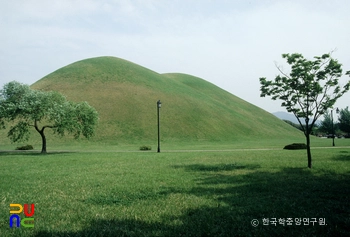 경주 대릉원 일원 중 황남리 고분군의 황남대총 북서면