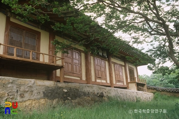 오키 도키 슬롯향교 중 명륜당 정측면