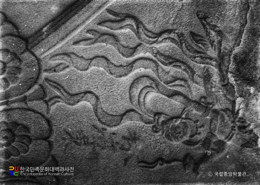 충주 정토사 홍법국사실상탑 옥개석 비천상