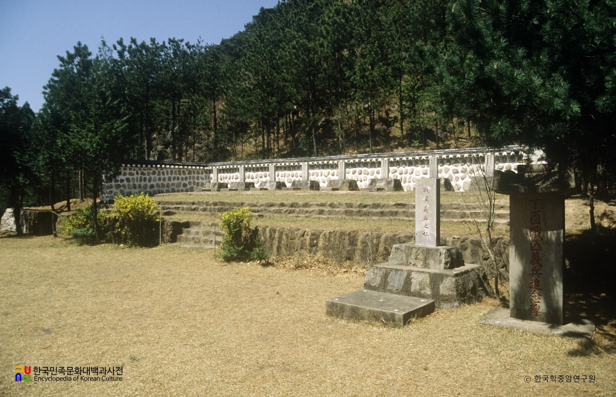 구례 석주관 칠의사묘 정측면