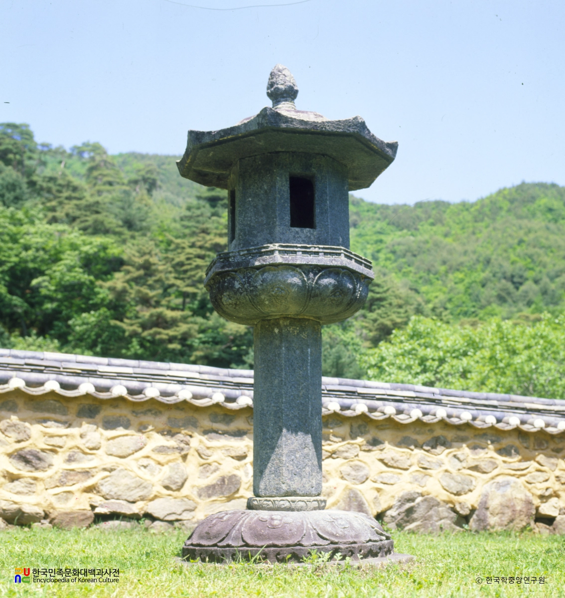 남원 실상사 백장암 석등 정측면