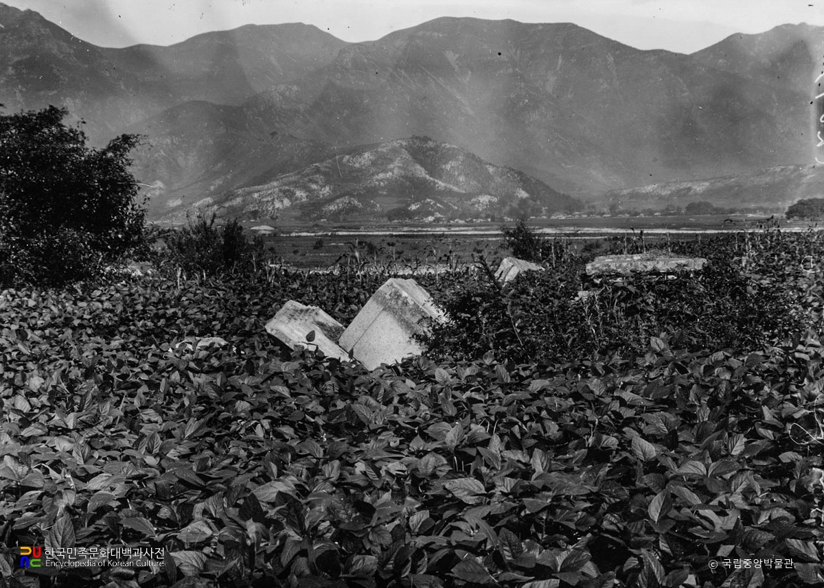청도 장연사지 서삼층석탑 붕괴 상태