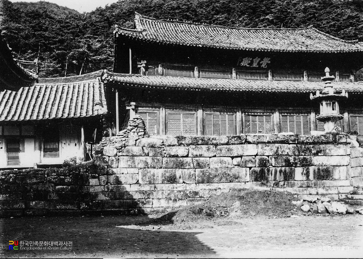 구례 화엄사 각황전과 앞 석등 정면