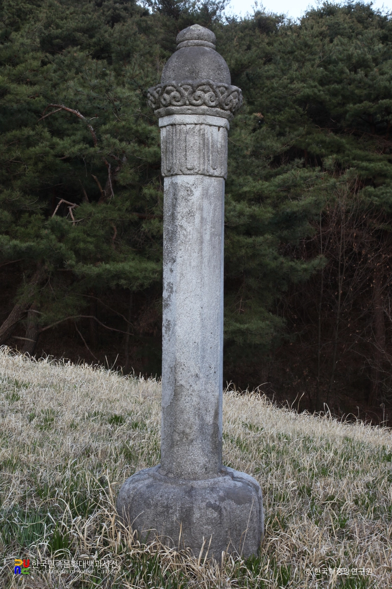 함양 평촌리 신고당 묘역 중 망주석