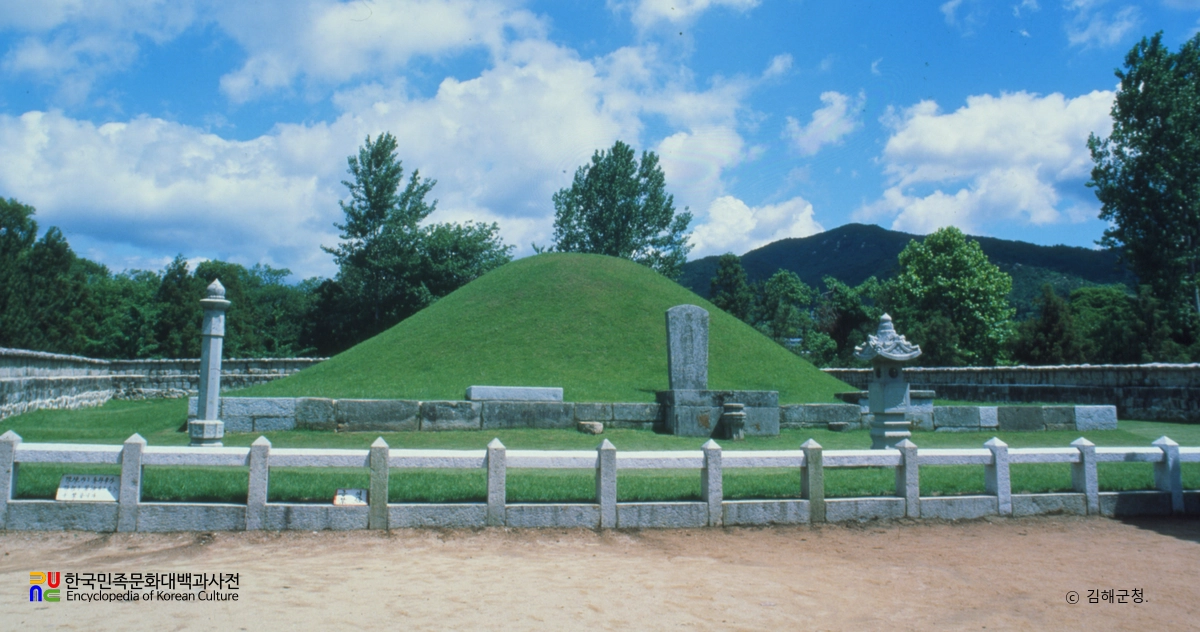 김해 가야 수로왕릉 정측면