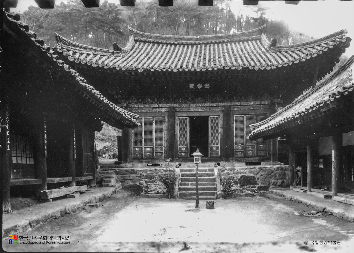 영천 은해사 백흥암 극락전 정면