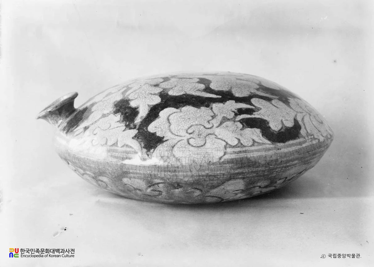 분청사기 박지 철채 모란문 자라병