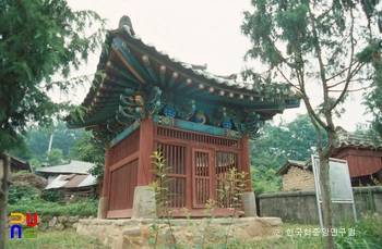 옥천 송우암 유허비 전경