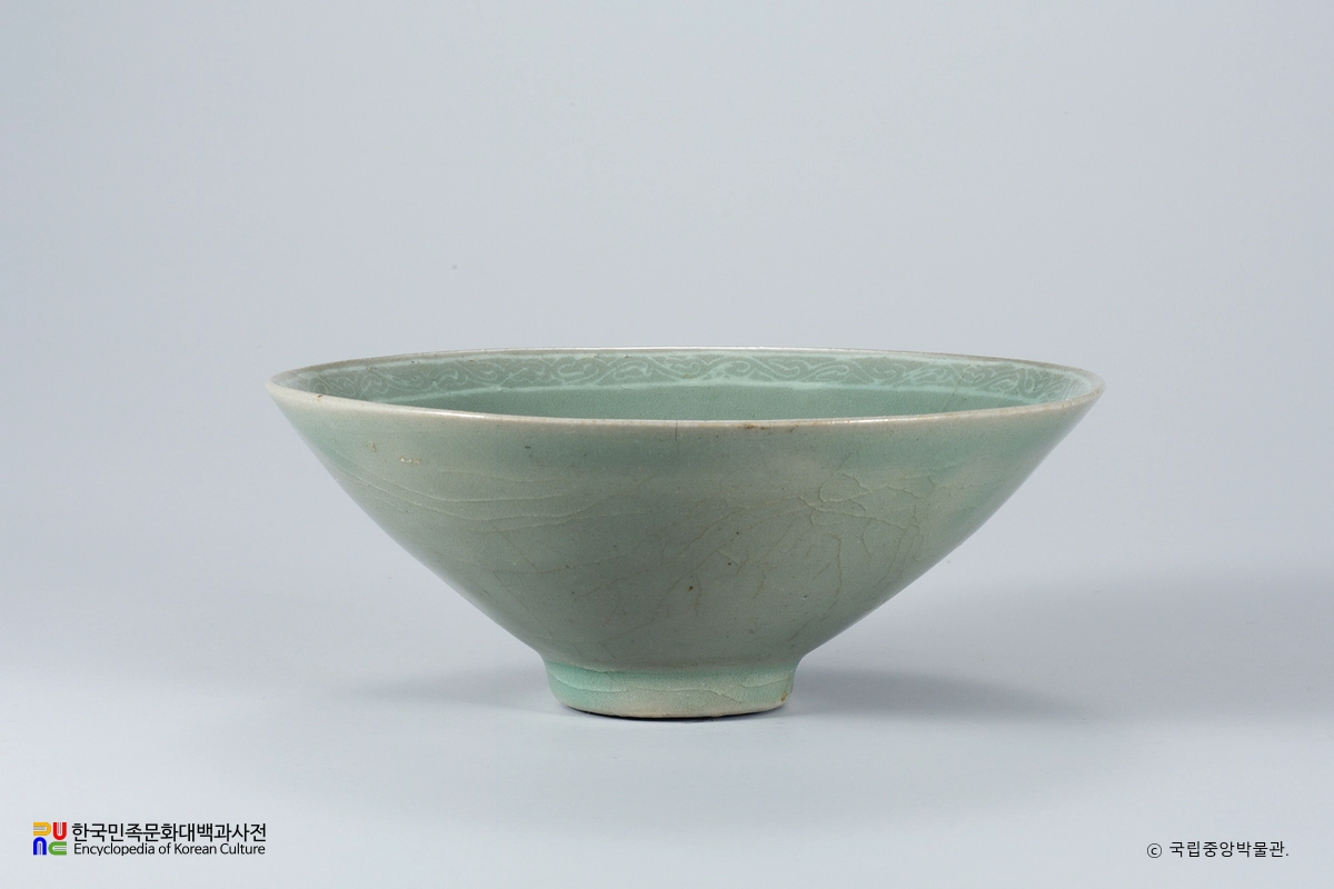 청자 양각 모란 넝쿨 무늬 완