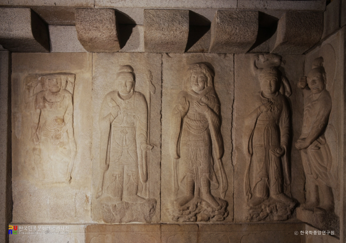 경주 석굴암 석굴 중 우측 팔부중상 정면